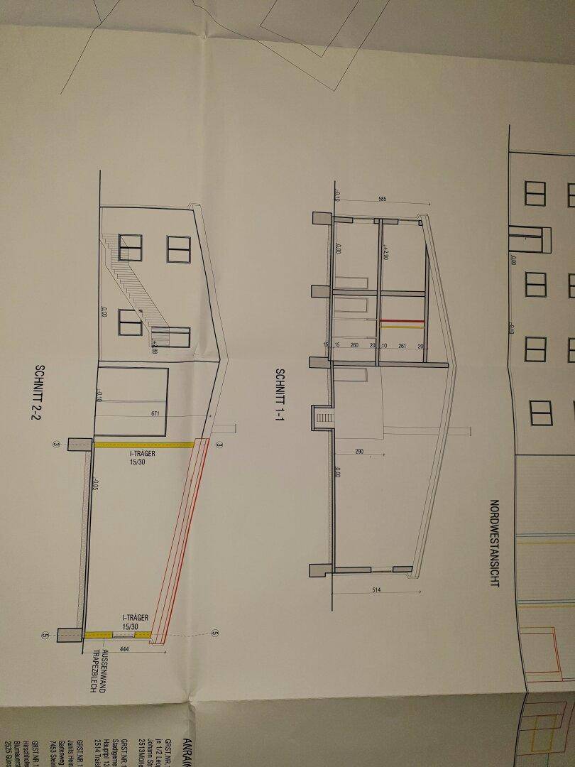 Architektonische Schnitte und Nordwestansicht des Gebäudes mit Details zur Konstruktion.