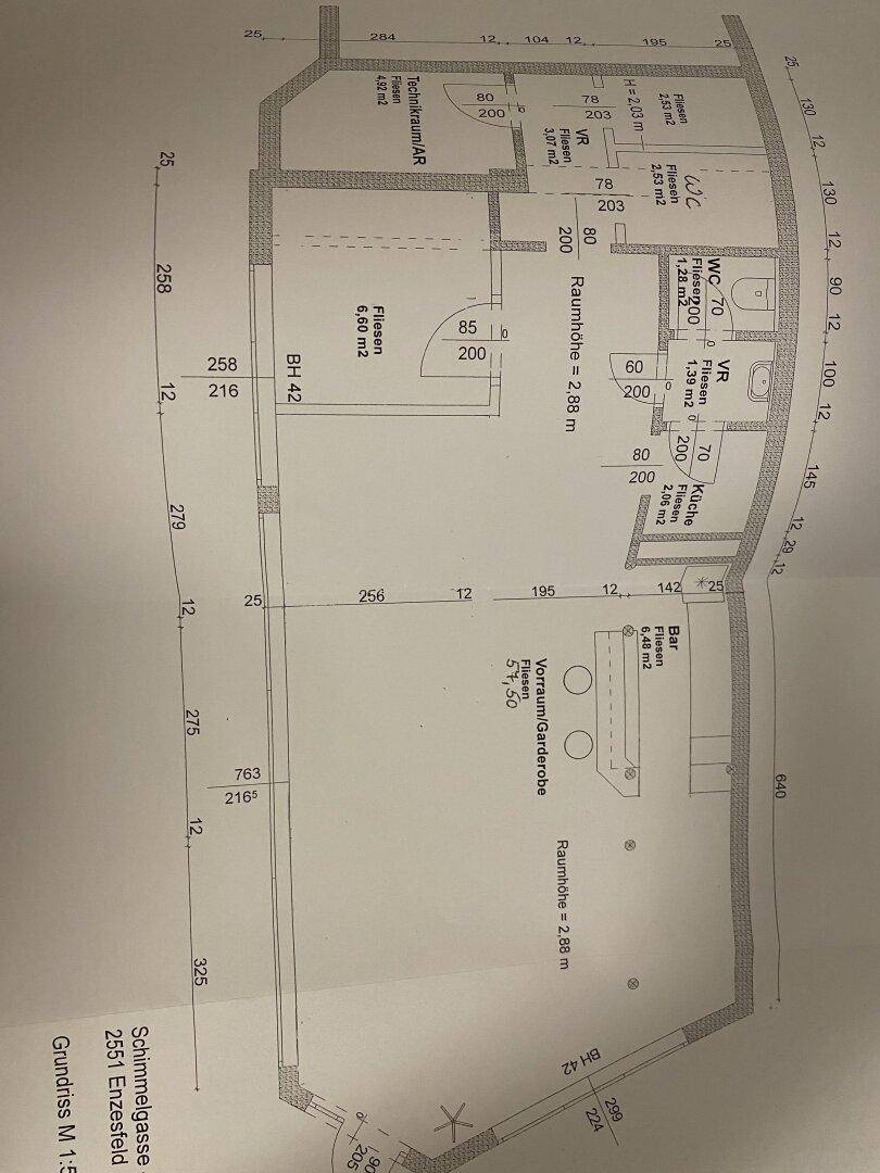 Detaillierter Grundriss einer Wohneinheit mit Küche, Bad, WC und Technikraum.