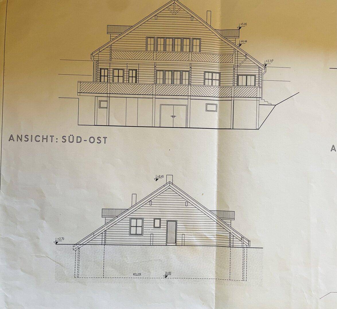 Weitere architektonische Ansichten des Hauses von Süd-Ost und einer Seitenansicht mit Dachform.