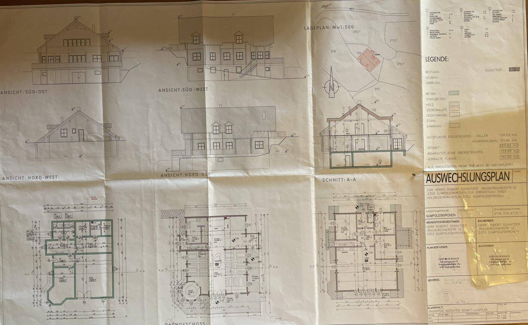 Architektonischer Plan mit verschiedenen Grundrissen, Ansichten und einem Lageplan des Gebäudes.
