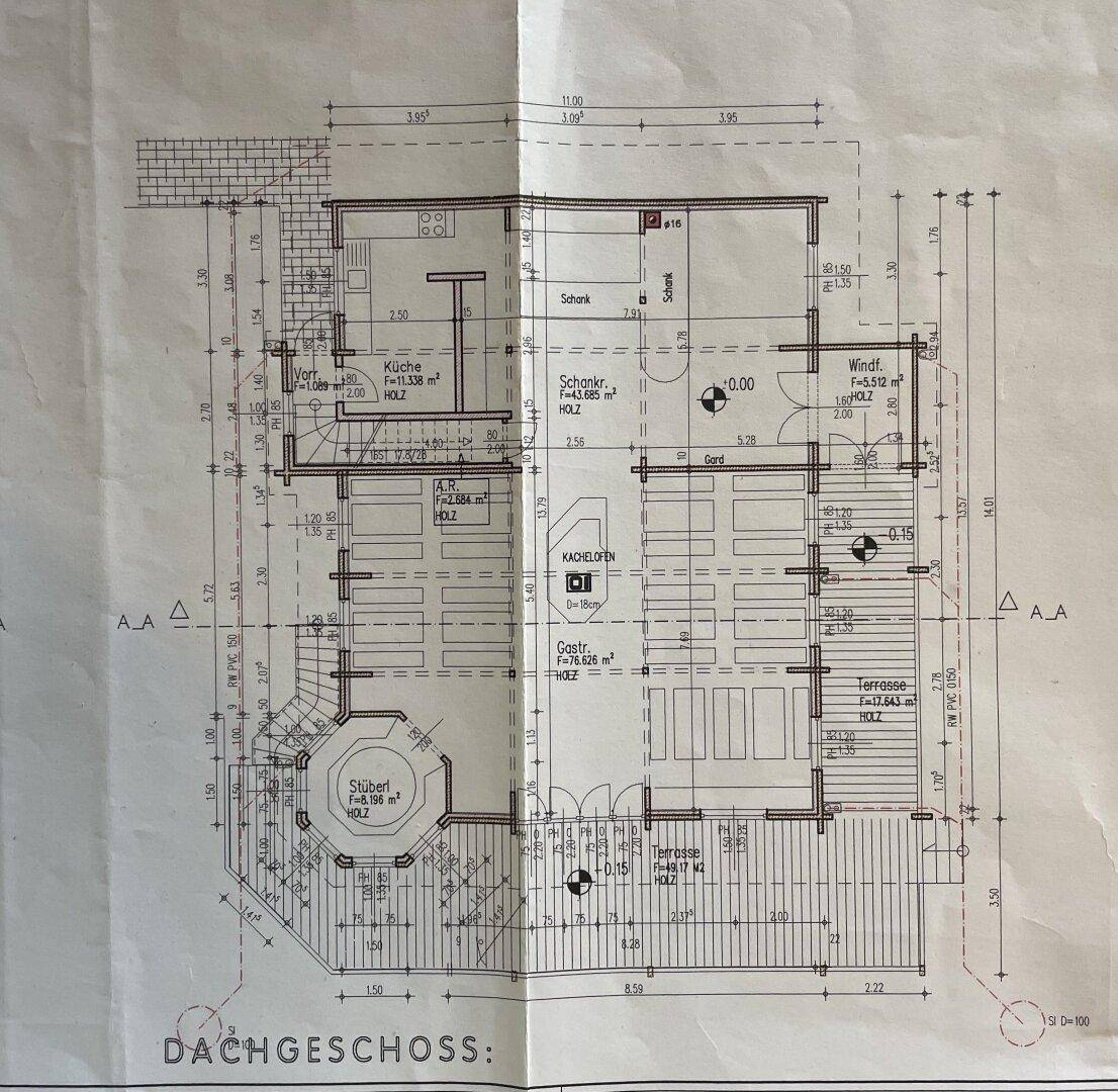 Grundriss des Erdgeschosses mit Küche, Stüberl, Kachelofen und Zugang zu mehreren Terrassen.