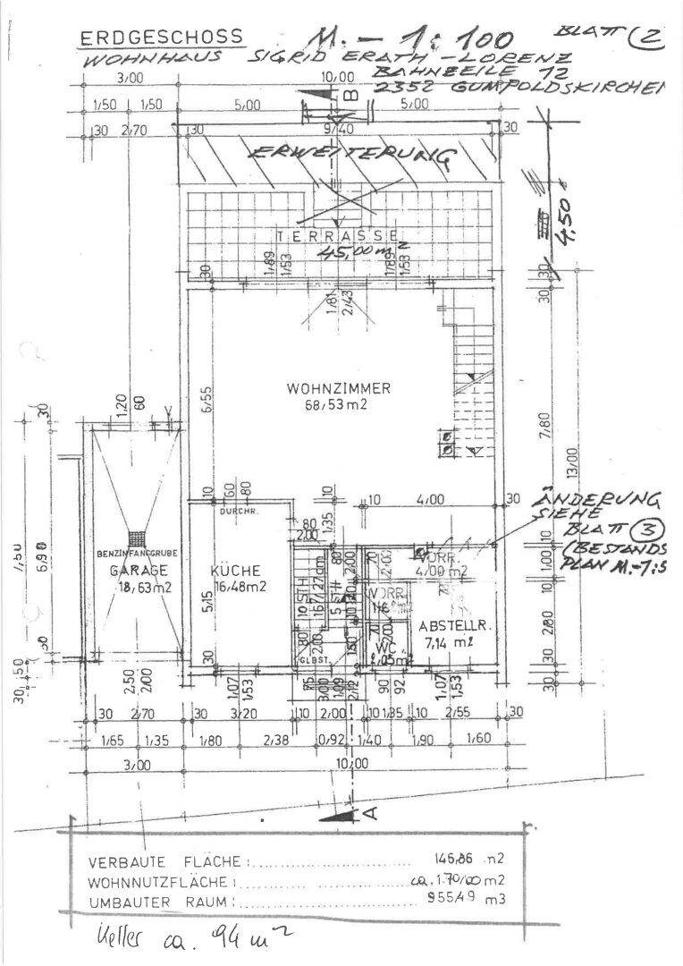Grundriss des Erdgeschosses mit Wohnzimmer, Küche, Garage und großer Terrasse.