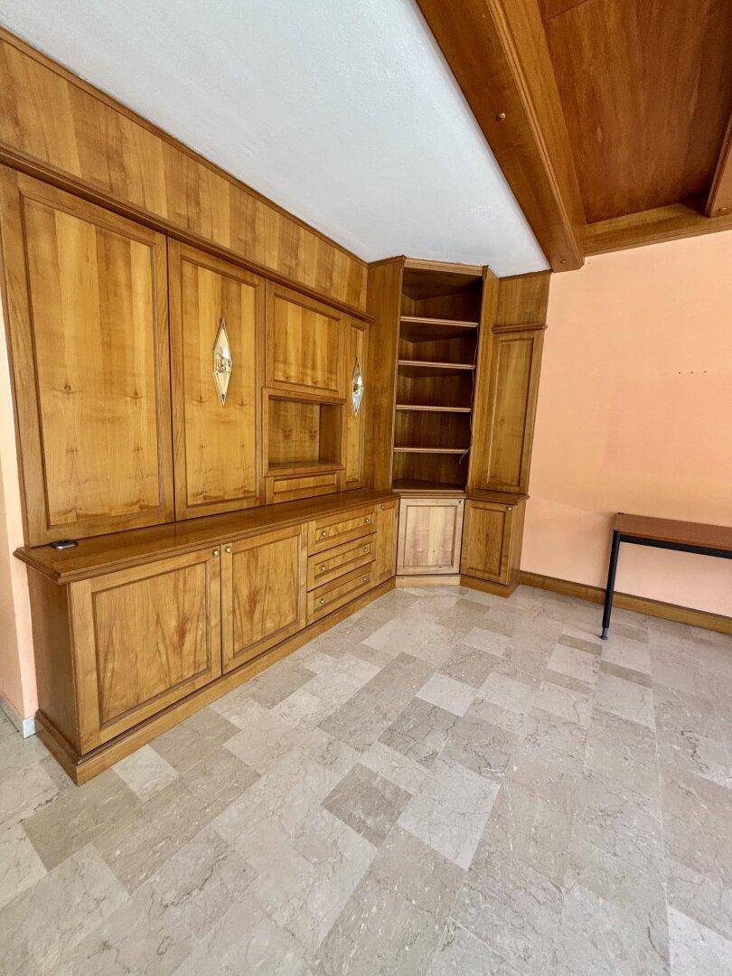 Eingebaute Holzschränke und Regale im Wohnzimmer, passend zum traditionellen Stil.