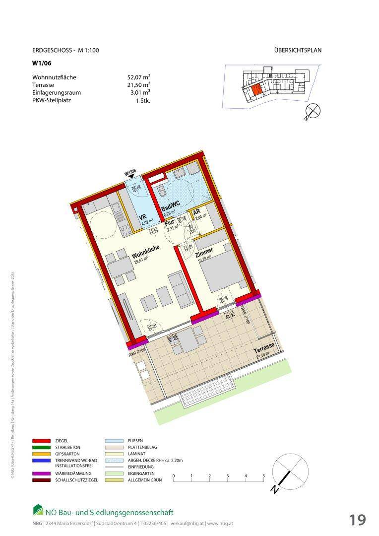 Grundriss einer Erdgeschosswohnung mit offener Wohnküche, Schlafzimmer, Bad und großer Terrasse mit Gartenanteil.