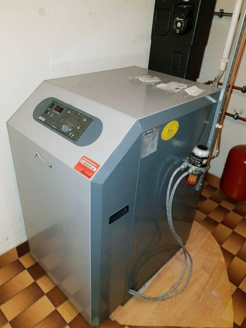 Nahaufnahme eines modernen Heizkessels in einem Technikraum.