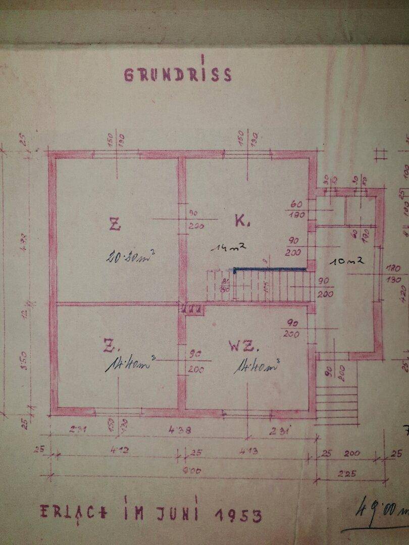 Historischer Grundriss des Erdgeschosses mit Zimmern und Maßen.