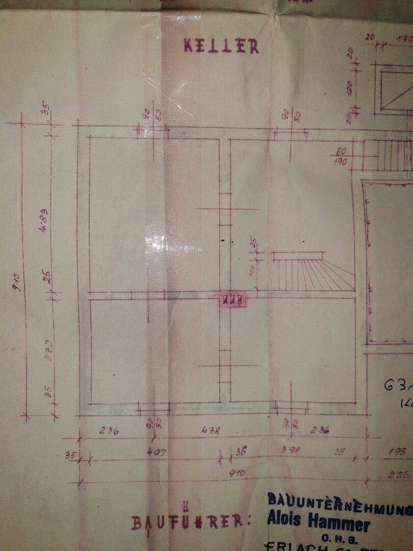Historischer Grundriss des Kellers mit Räumen und Treppen.