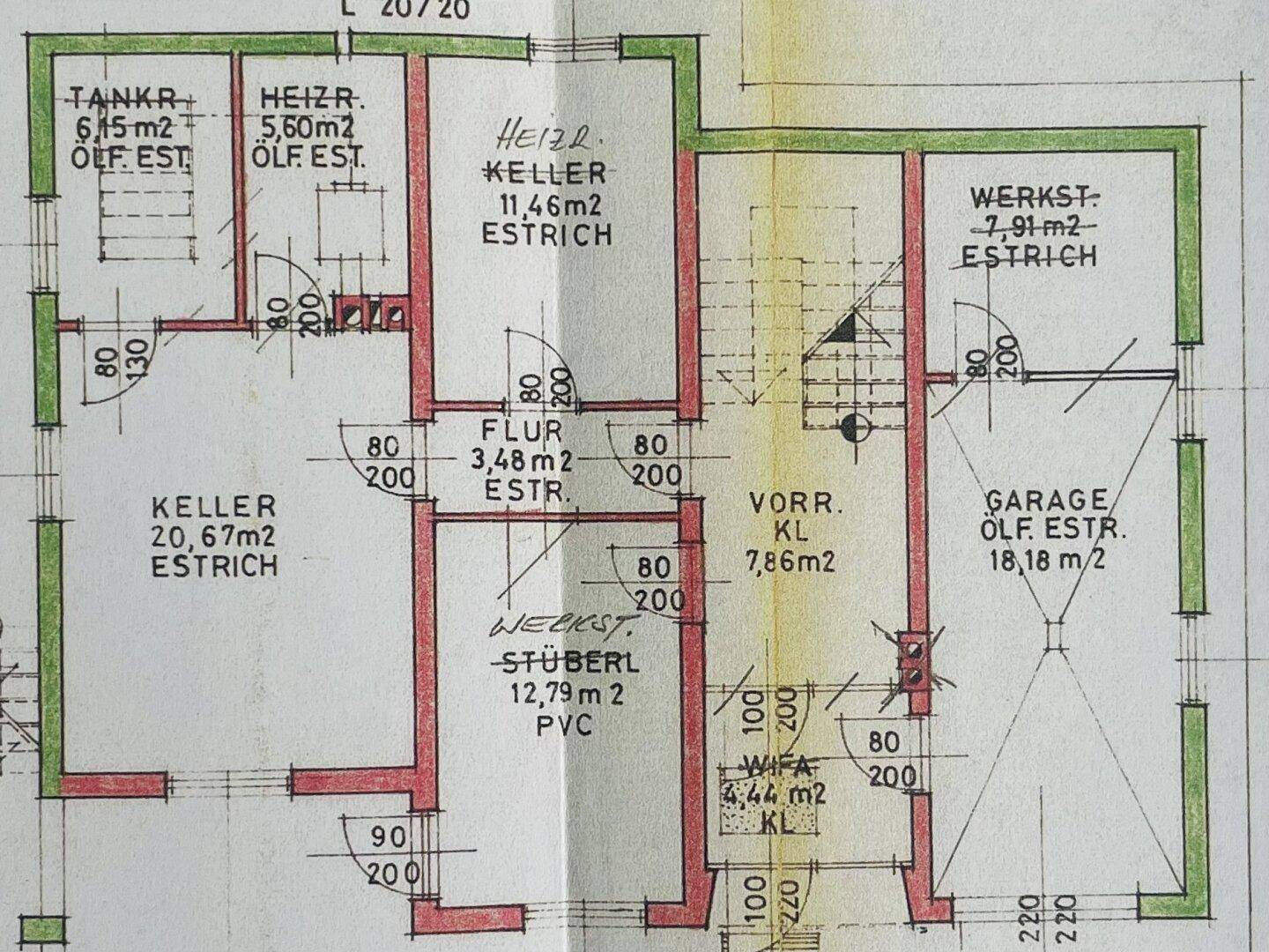 Grundriss des Kellergeschosses mit Garage, Heizraum, Werkstatt und weiteren Kellerräumen.