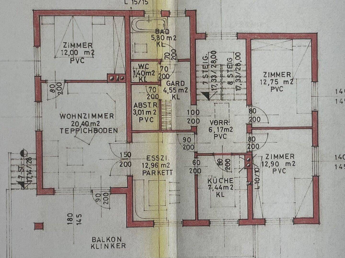 Grundriss des Obergeschosses mit Wohnzimmer, Küche, Schlafzimmern und Balkon.