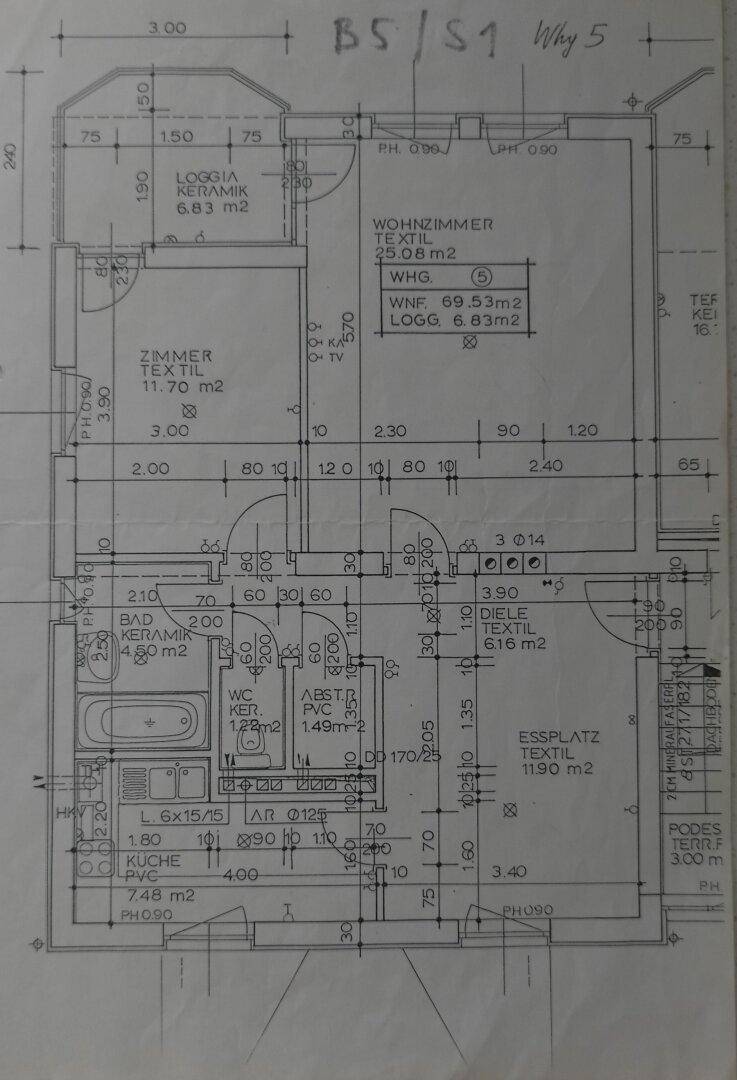 Grundriss einer Wohnung mit Wohnzimmer, Schlafzimmer, Küche, Bad, separatem WC und Loggia.