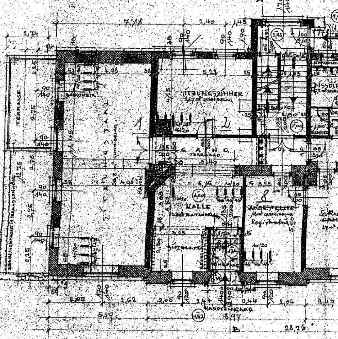 Detaillierter Grundriss mit Raumaufteilung, Terrassenbereich, Balkon und Treppenhaus auf einer Ebene.