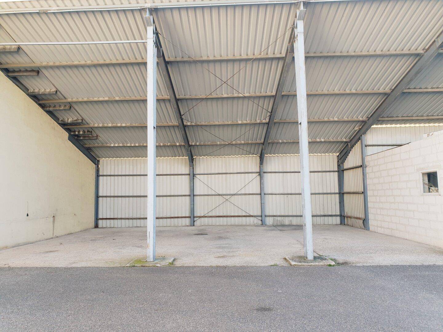 Innenansicht einer offenen Lagerhalle mit hohen Decken und Metallträgern, bereit zur Nutzung.