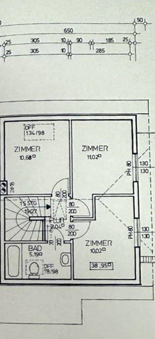 Grundriss des Obergeschosses mit drei Zimmern und einem Badezimmer.