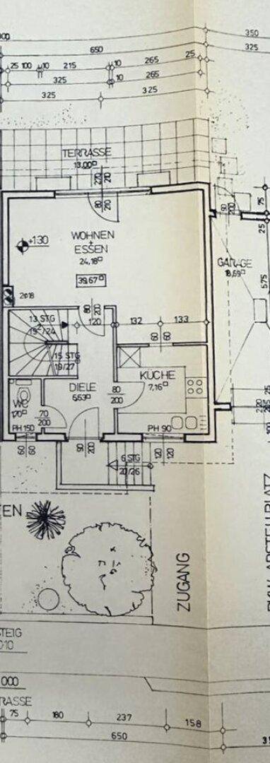 Grundriss des Erdgeschosses mit Wohn-Essbereich, Küche, WC und Terrasse.