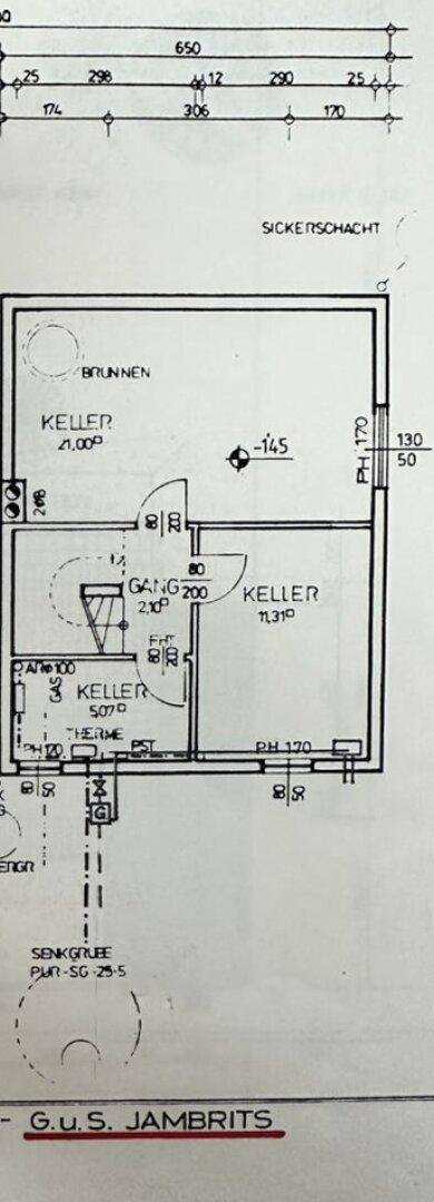 Grundriss des Kellergeschosses mit mehreren Kellerräumen und Brunnen.