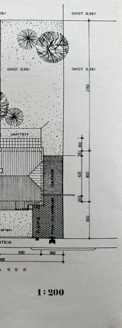 Lageplan des Grundstücks mit Gartenbereich und Garage.
