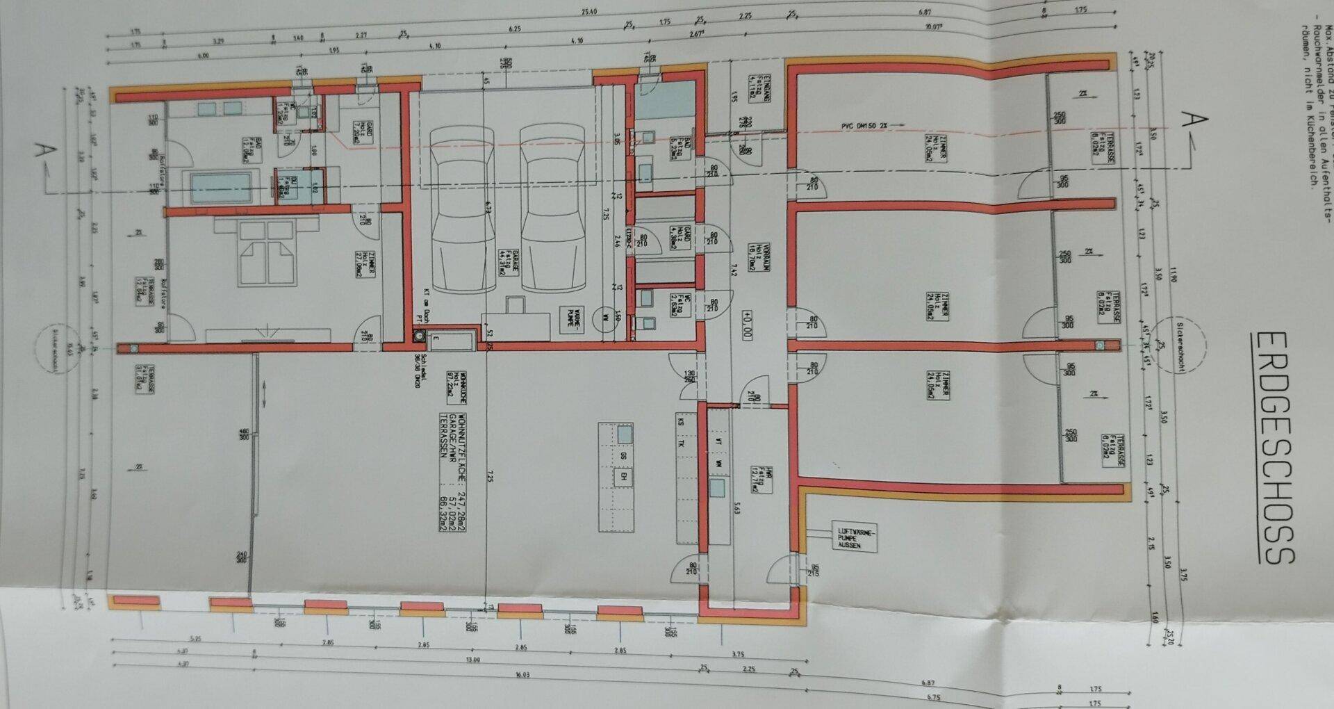 Grundriss des Erdgeschosses mit Garage, Wohnbereich und weiteren Räumen.