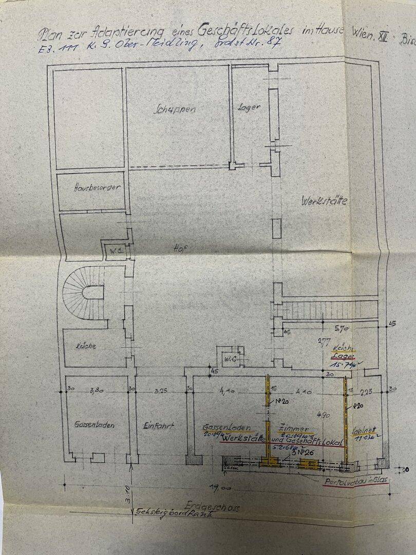 Handgezeichneter Grundriss des Erdgeschosses mit verschiedenen Räumen wie Werkstatt, Lager und Küche.