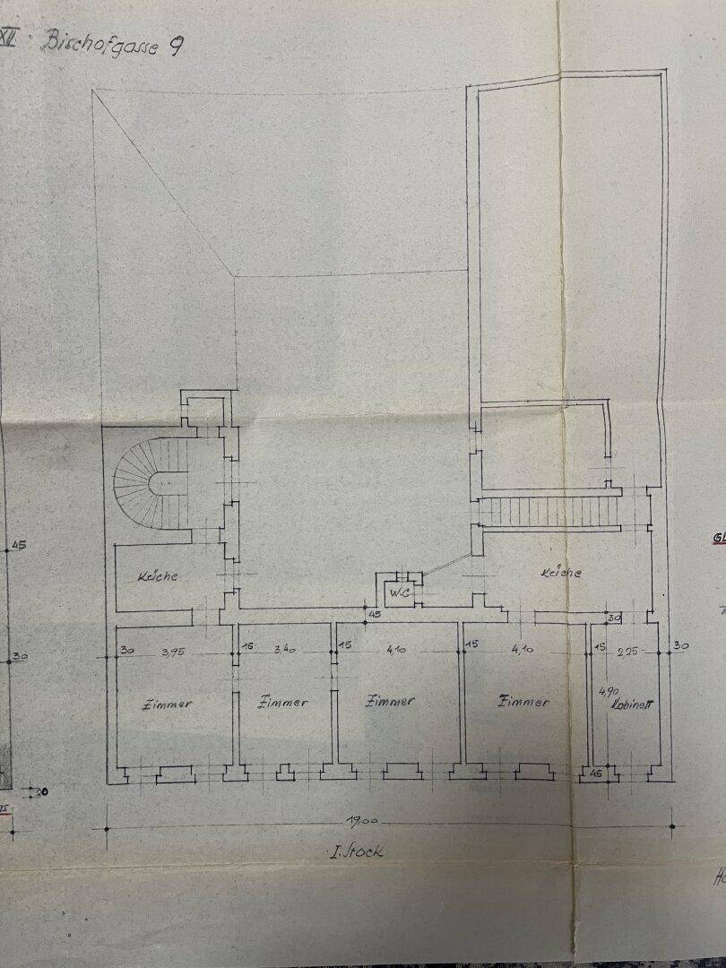 Handgezeichneter Grundriss des ersten Stocks mit mehreren Zimmern, Küche und WC.