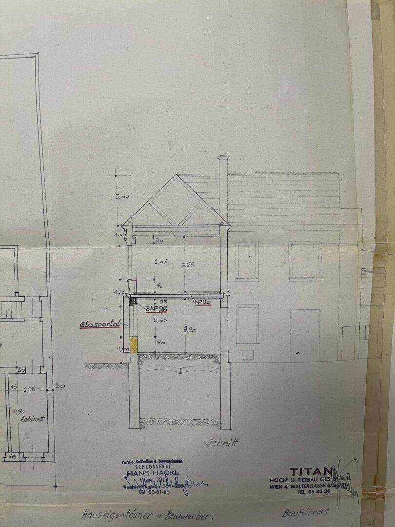 Handgezeichneter architektonischer Schnitt des Gebäudes, der die verschiedenen Ebenen und Dachkonstruktion zeigt.