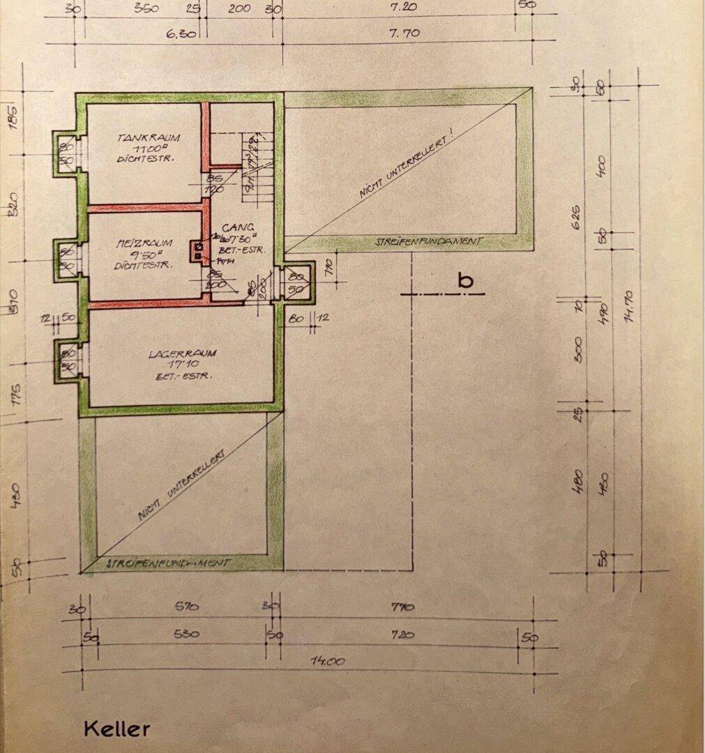 Grundriss des Kellers mit Tankraum, Heizraum, Lagerraum und einem Gang, der auch die Treppe zeigt.