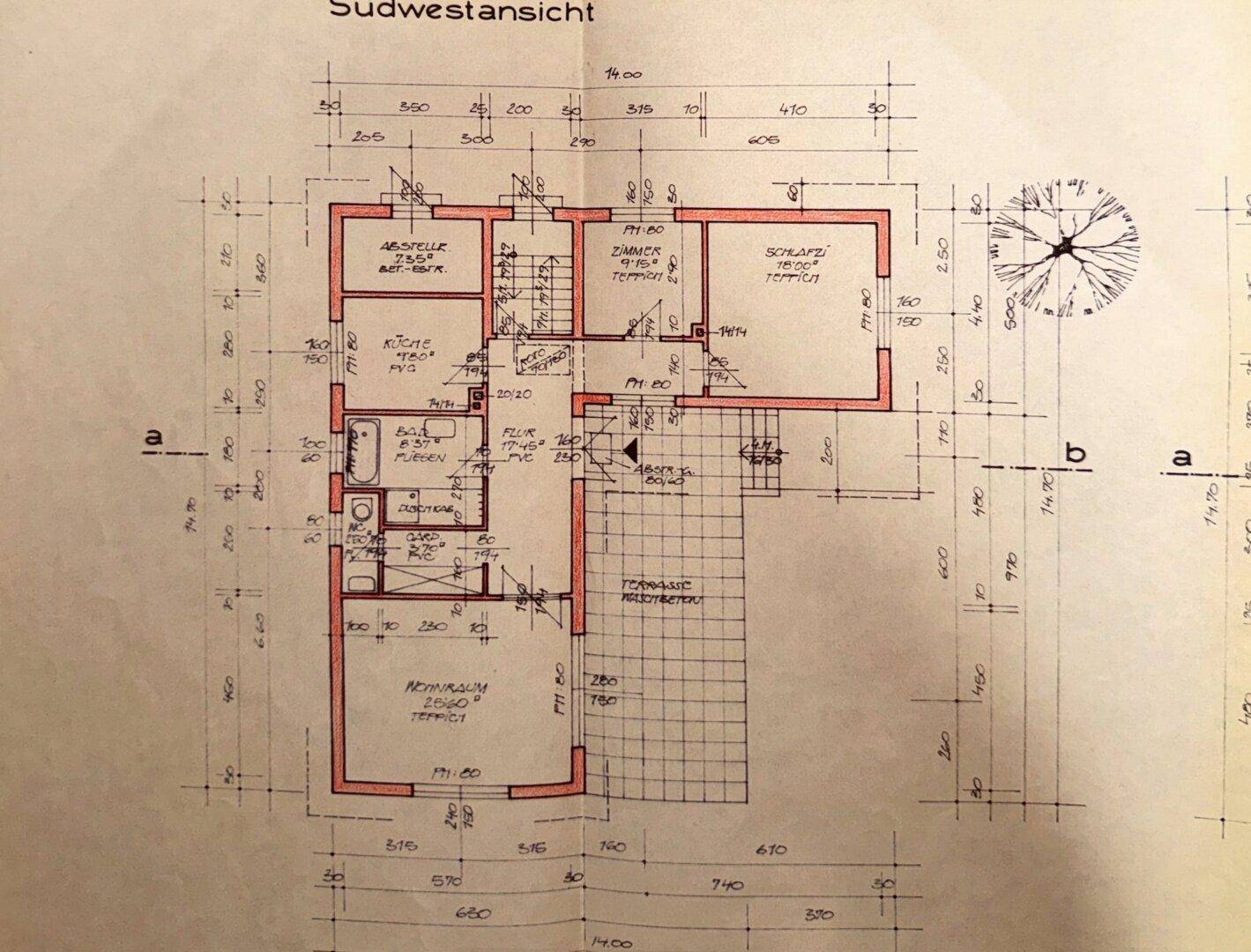 Grundriss der Südwestansicht mit Raumaufteilung, Terrasse und Gartenbereich.