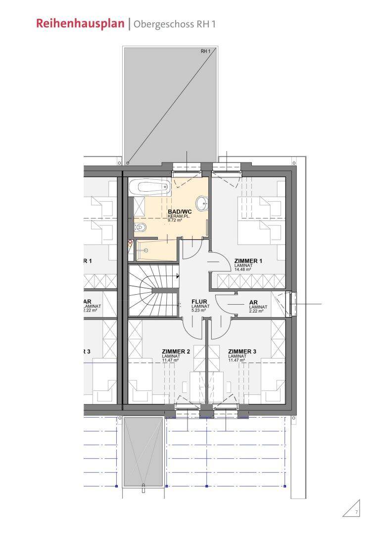 Grundriss des Obergeschosses mit drei Schlafzimmern und einem Badezimmer mit Badewanne.