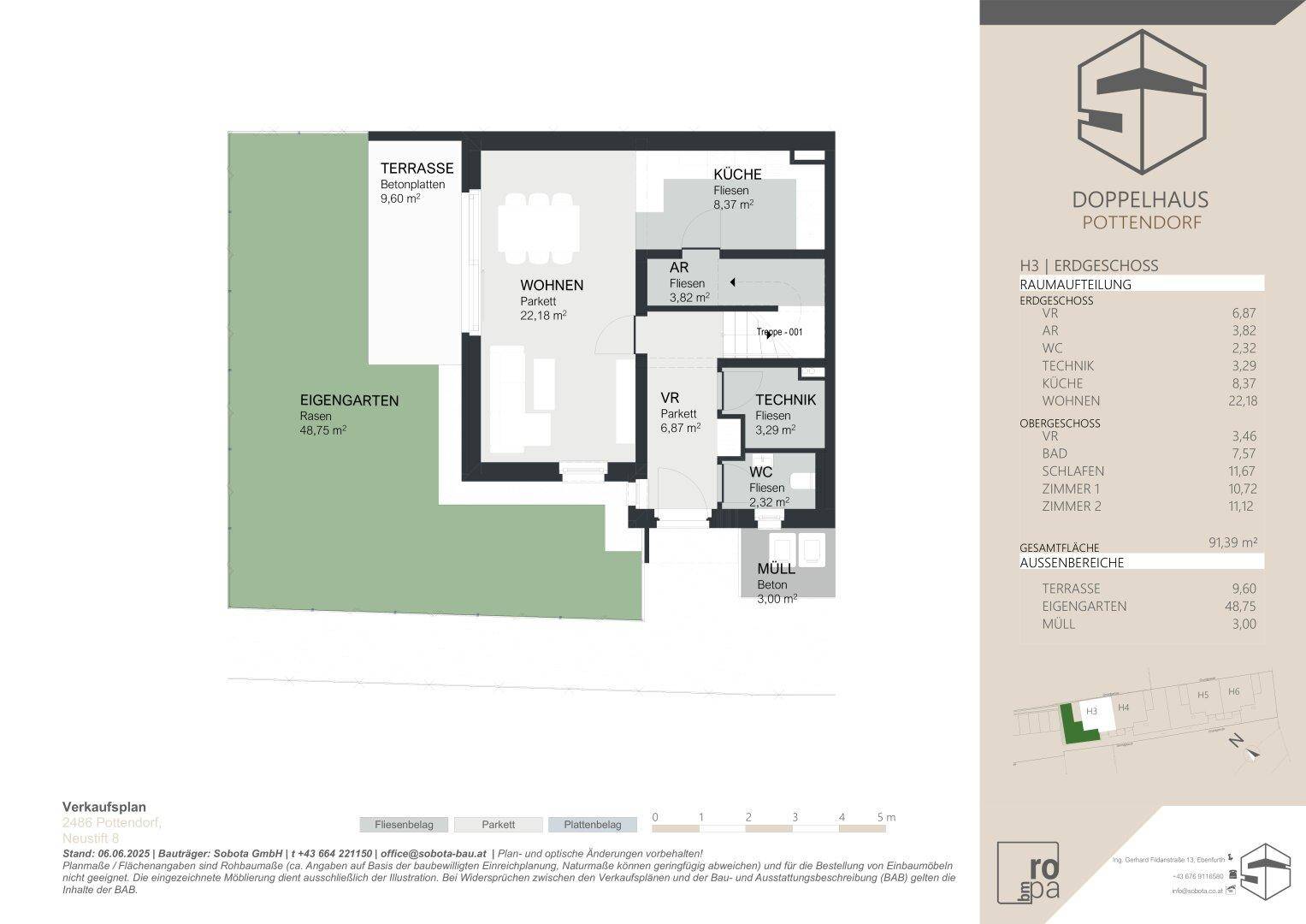 Grundriss des Erdgeschosses eines Doppelhauses mit offenem Wohnbereich, Küche, Terrasse und Garten.