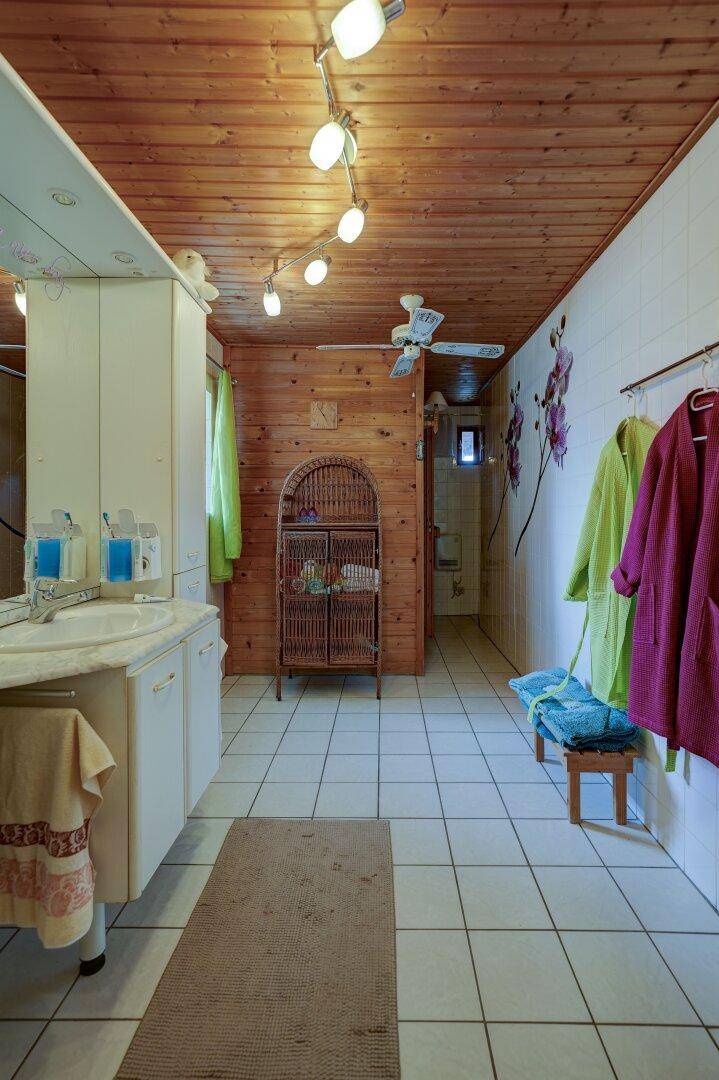 ** Urlaub zu Hause - Nur ca. 100 Meter vom Neufelder See entfernt – charmantes Haus auf Pachtgrund + Pool, Sauna &amp; Gästezimmer ** - Mehr