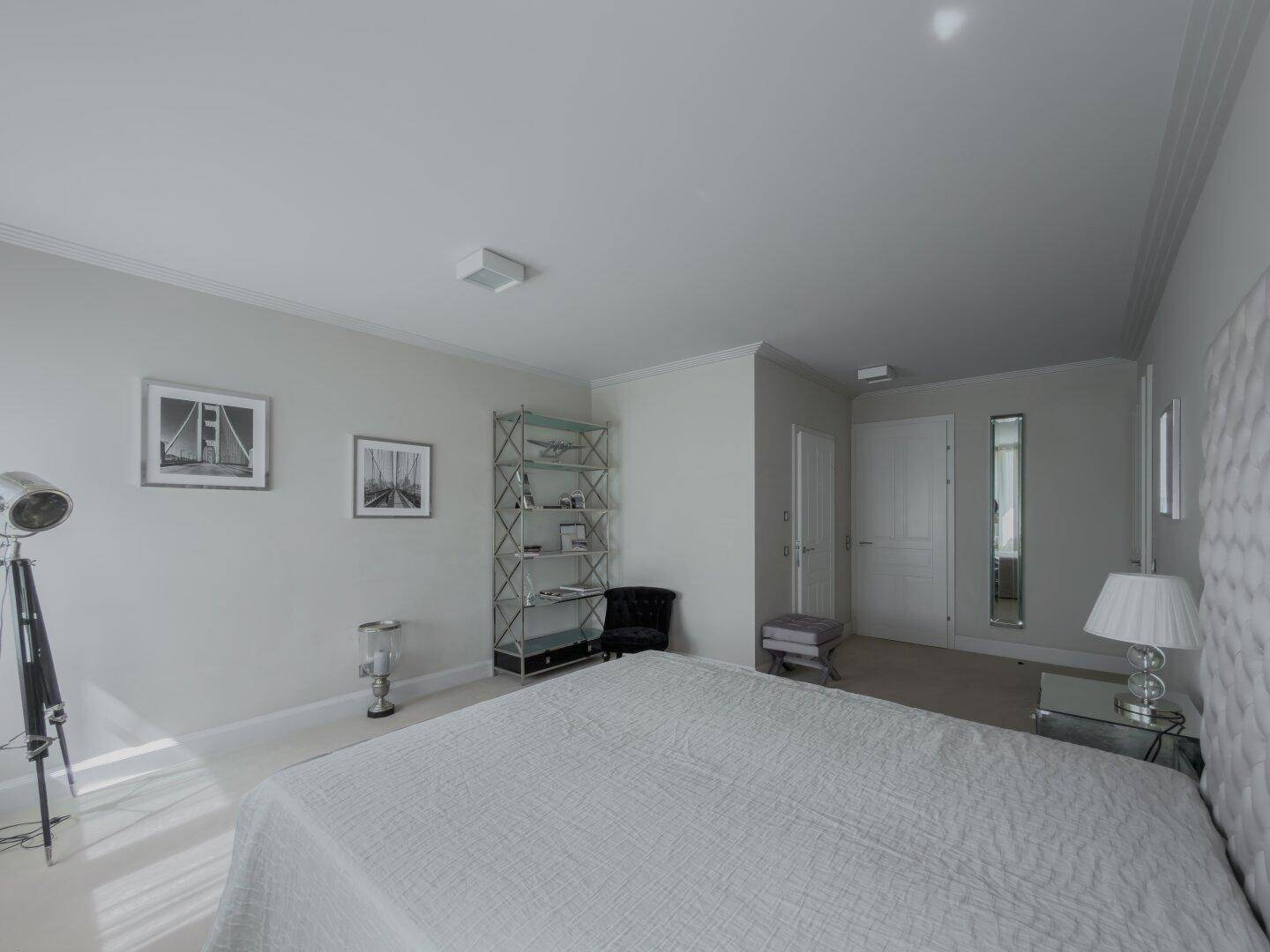 Geräumiges Schlafzimmer mit hellem Teppichboden, modernen Möbeln und viel Tageslicht.