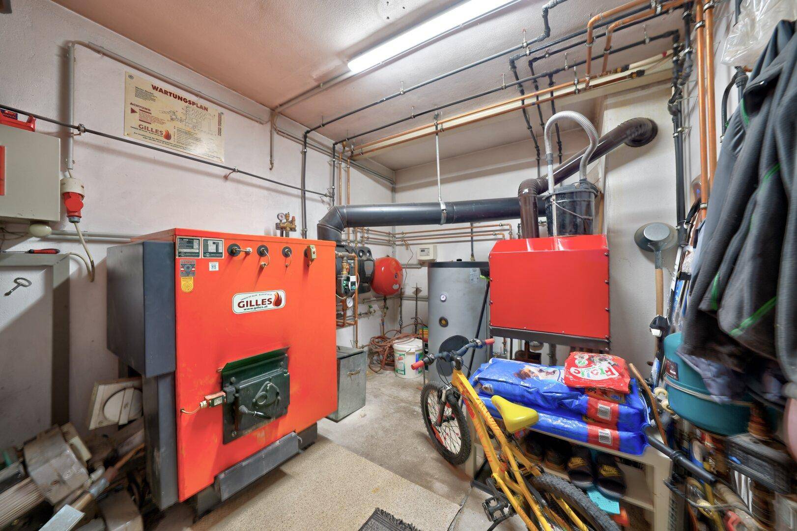 Heizungsraum mit moderner Heizungsanlage und sichtbaren Rohren.