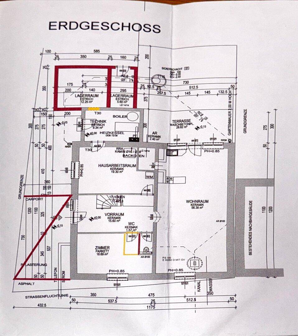 Grundriss des Erdgeschosses mit Wohnraum, Technikraum, Carport und Terrasse.