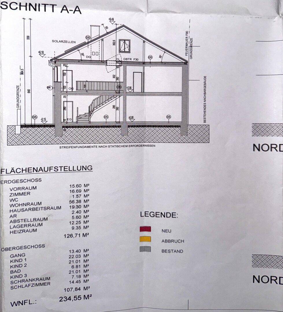 Schnittzeichnung des Gebäudes mit Flächenaufstellung und Legende.