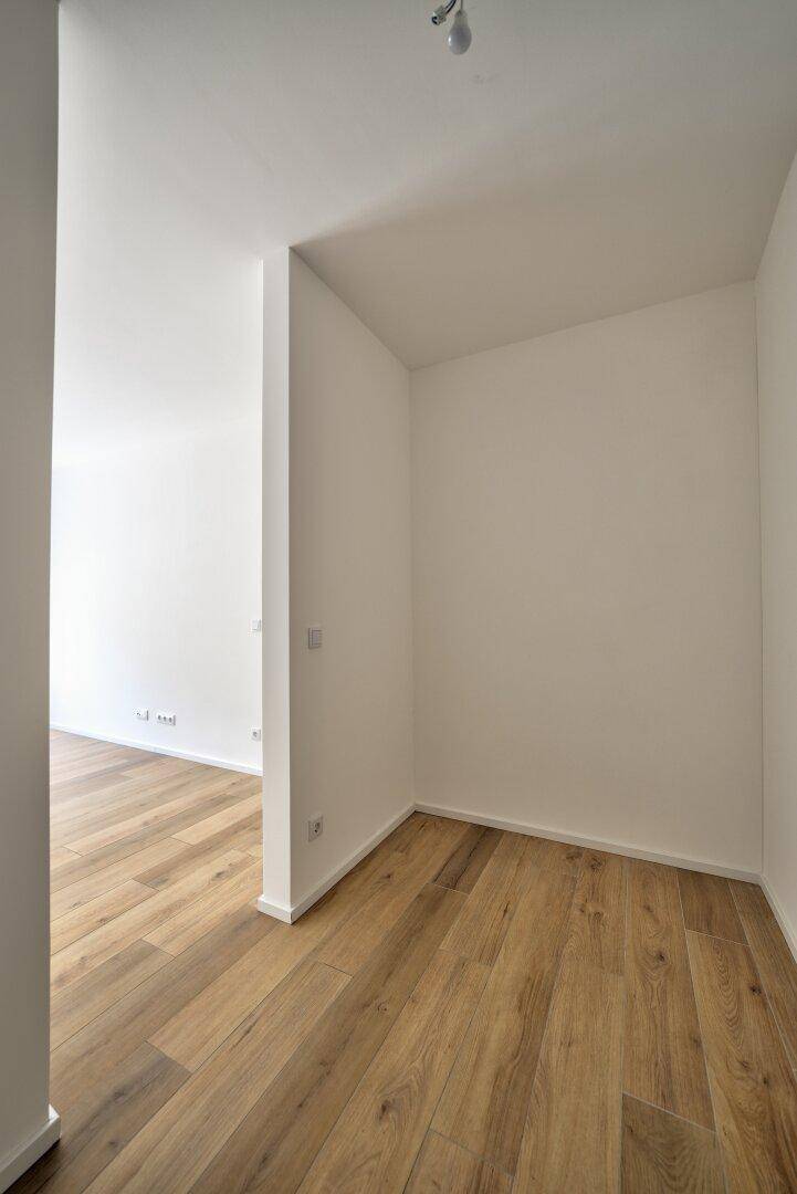 Heller Raum mit Holzboden, der vielseitig genutzt werden kann.