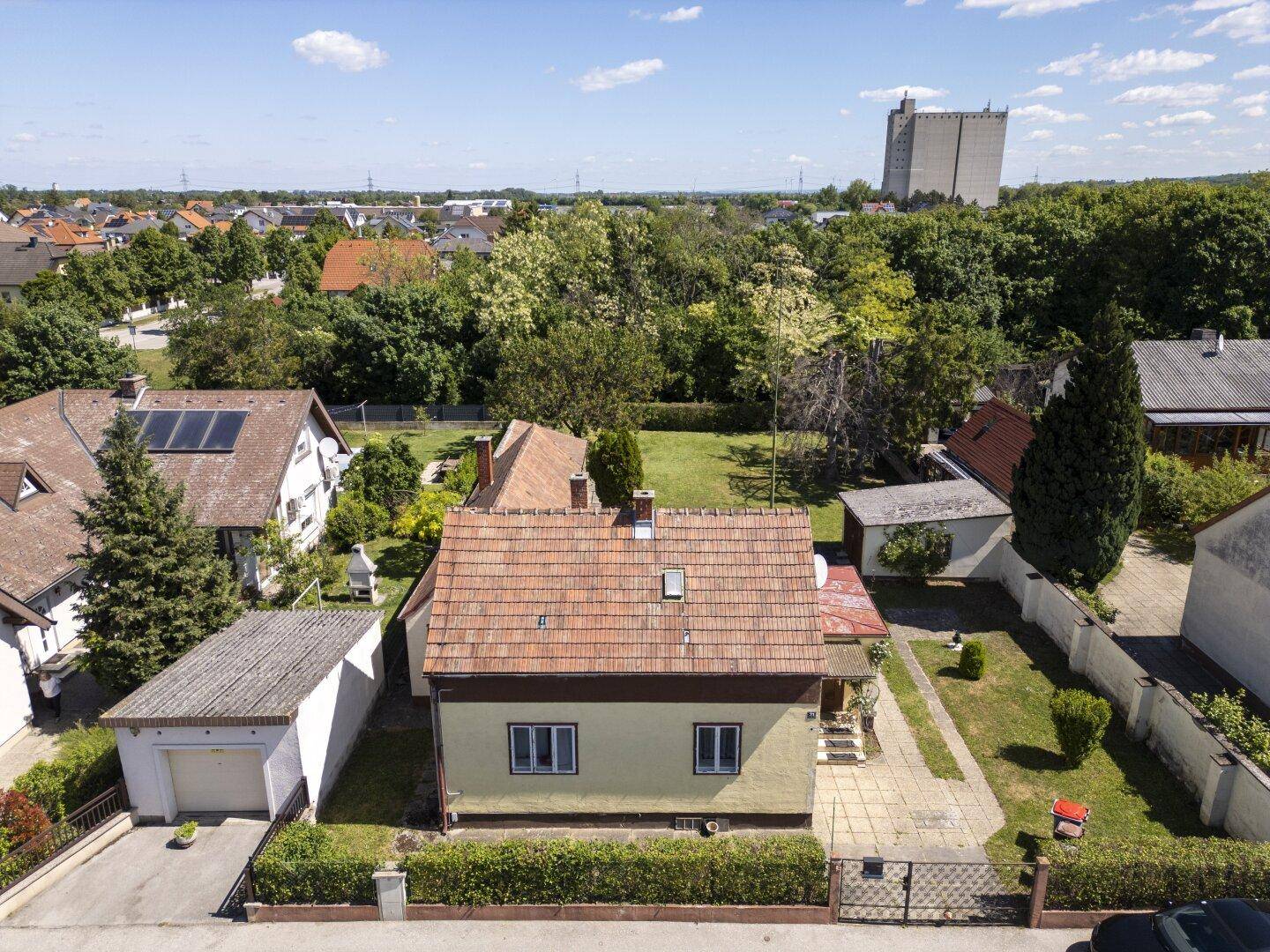 Bestand revitalisieren oder neu durchstarten ? 861 m² Grundstück mit Entwicklungspotenzial! - Ansicht 2