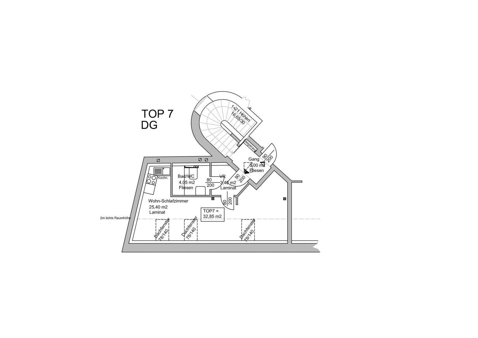 Grundriss für Wohnung Top 7 im Dachgeschoss mit offenem Wohn-Schlafzimmer, Bad und Dachschrägen.
