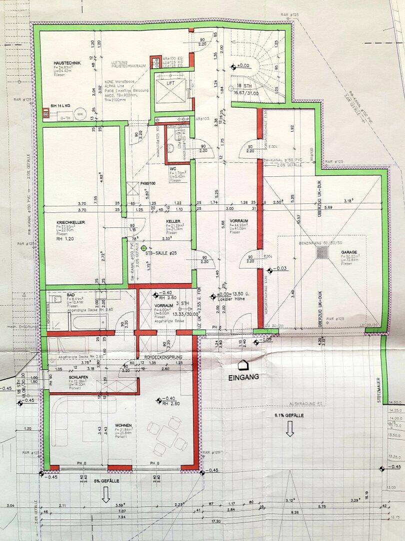 Grundriss des Erdgeschosses mit Eingangsbereich, Wohnzimmer und Garage.