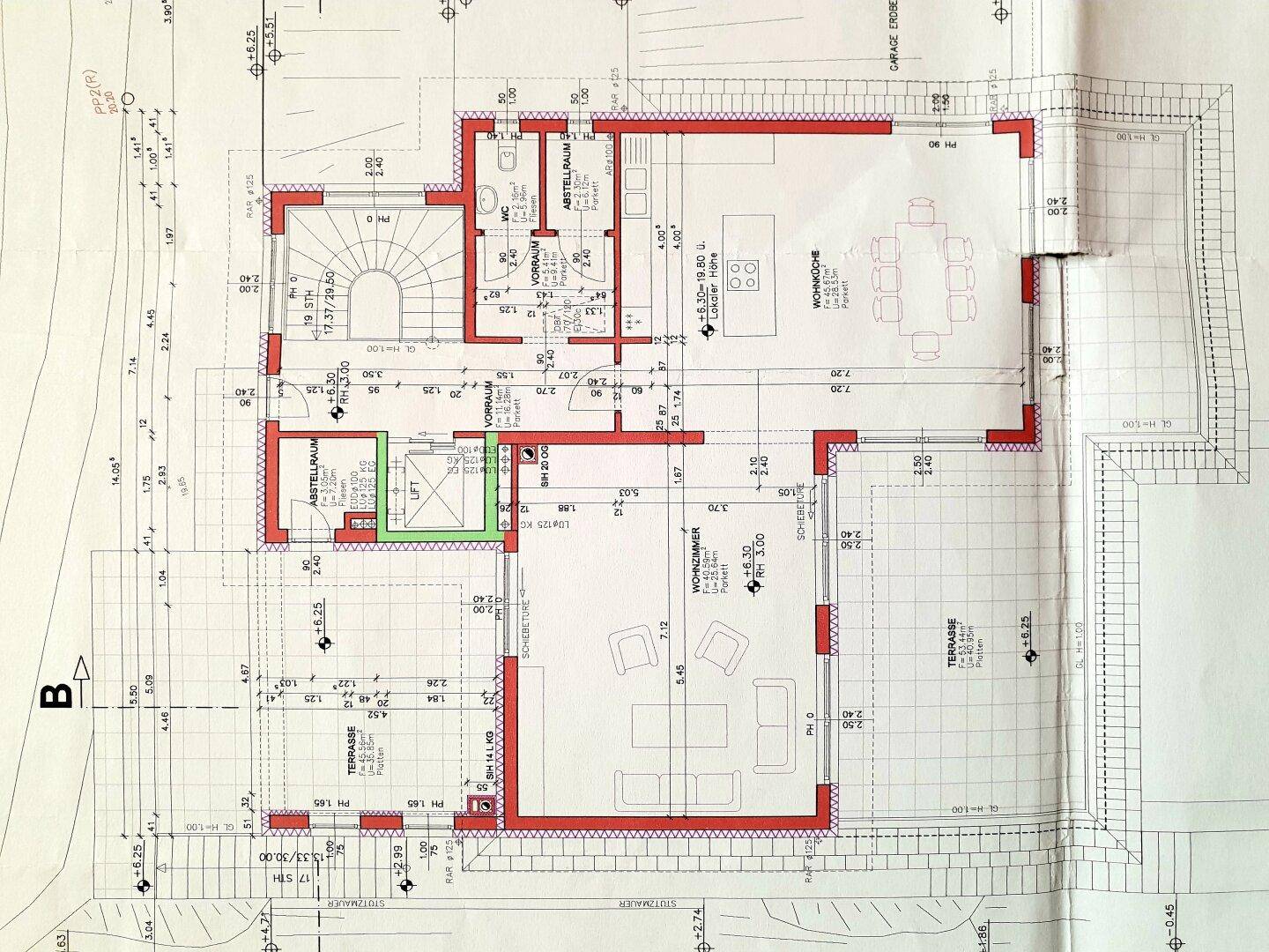 Grundriss des Obergeschosses mit Wohnzimmer, Essbereich und großer Terrasse.