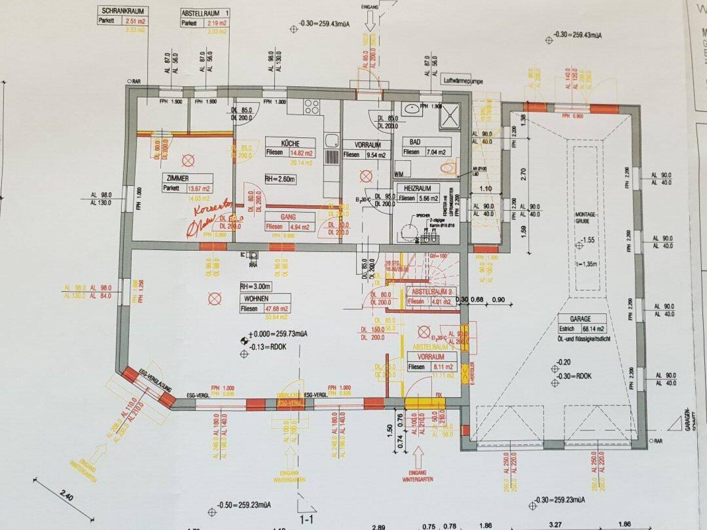 Grundriss des Erdgeschosses mit offener Küche, Wohnbereich, Bad und Garage.