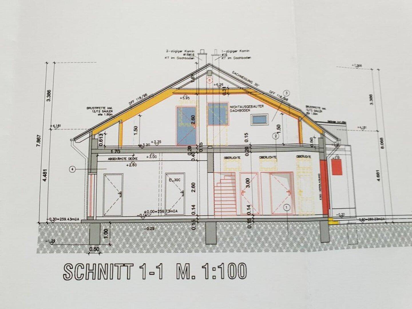 Architektonischer Schnitt des Hauses mit Dachkonstruktion und verschiedenen Ebenen.