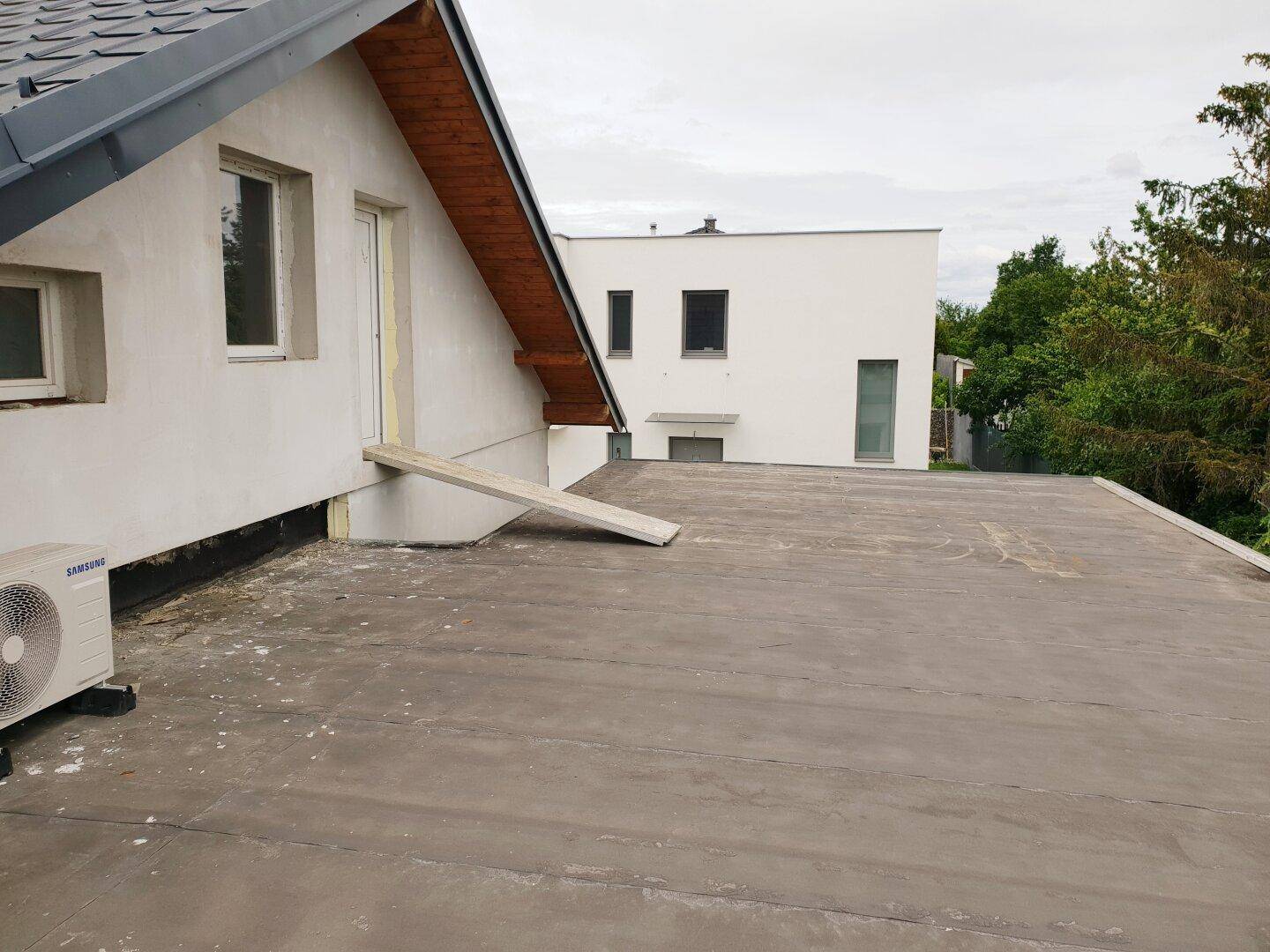 Große Dachfläche mit Potenzial für eine Dachterrasse und einer Klimaanlage.