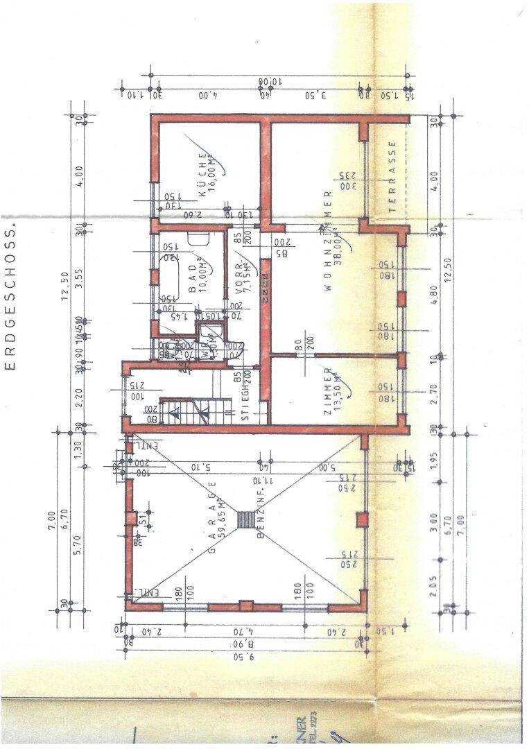 Grundriss des Erdgeschosses mit Küche, Wohnzimmer, Zimmer und Terrasse.
