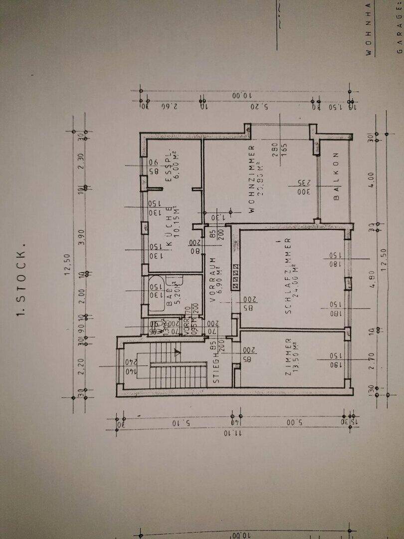 Grundriss des ersten Stocks mit Wohnzimmer, Schlafzimmern und Balkon.