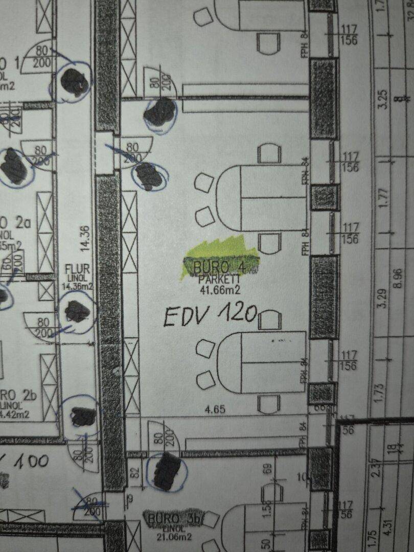 Detaillierter Grundriss mit eingezeichneten Büroräumen und Flächenangaben.