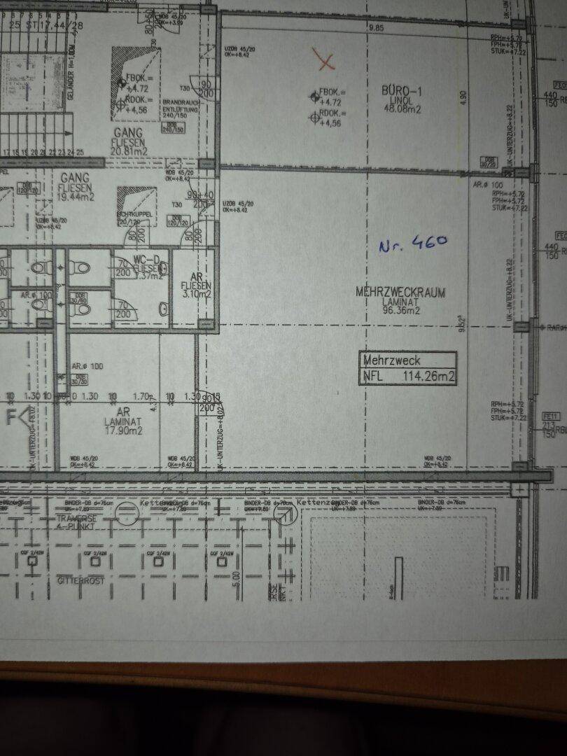 Detaillierter Grundrissplan mit verschiedenen Räumen, darunter Büros und Mehrzweckräume.
