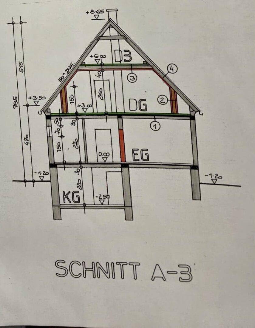 Schnittzeichnung des Hauses zeigt Kellergeschoss, Erdgeschoss und Dachgeschoss mit Höhenangaben.