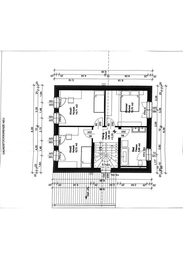 Grundriss des Obergeschosses mit drei Schlafzimmern und einem Badezimmer mit Badewanne und Dusche.