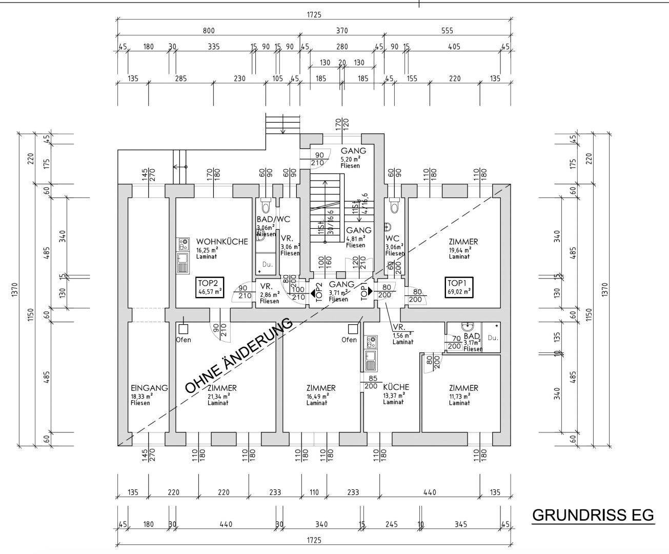 Grundriss des Erdgeschosses mit mehreren Zimmern, Bädern und Treppenhaus.