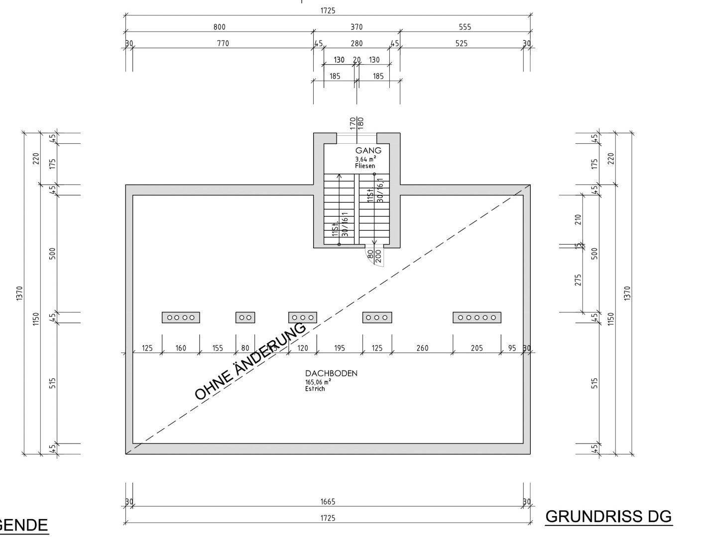 Grundriss des Dachgeschosses mit großem Dachbodenbereich und Treppenhaus.