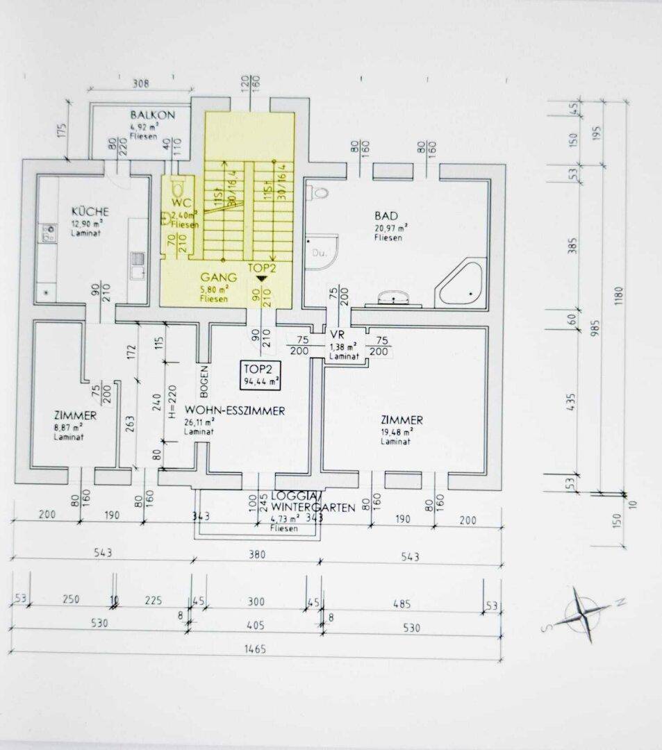 Grundriss der Wohnung Top 2 mit Wohn-Esszimmer, Küche, Bad, WC, Loggia und Balkon.